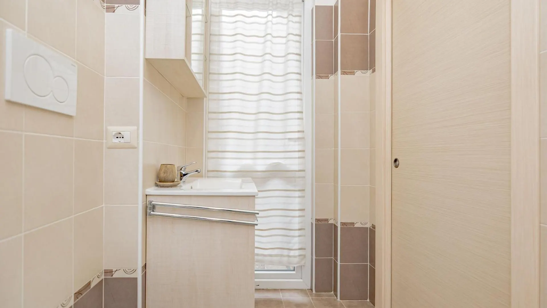 2 Bedroom Apartment - Buzzi Hospital, Sempione, Mico, 100Mt Metrom5 Milán Italia