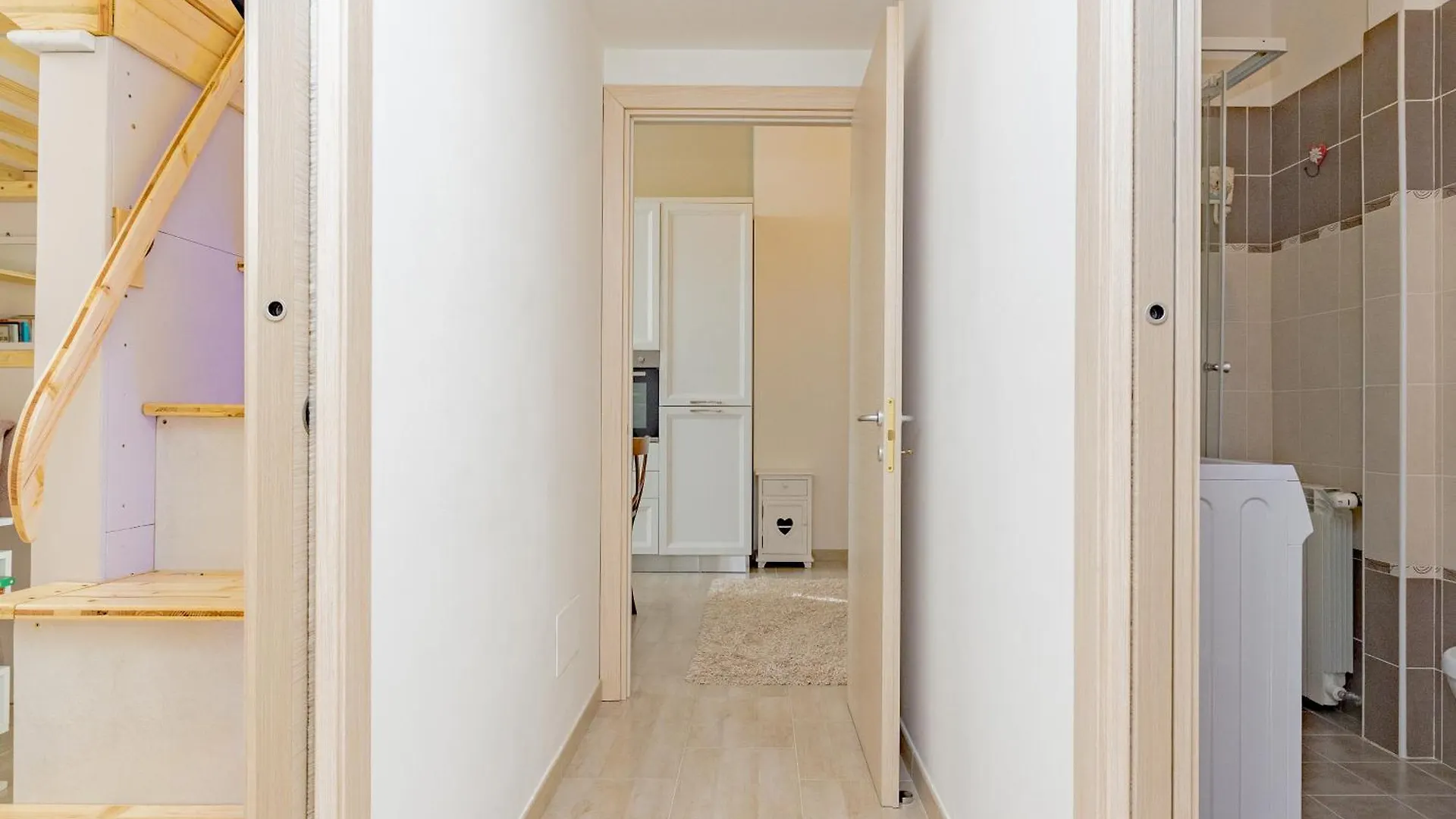 2 Bedroom Apartment - Buzzi Hospital, Sempione, Mico, 100Mt Metrom5 Милан 0*,
