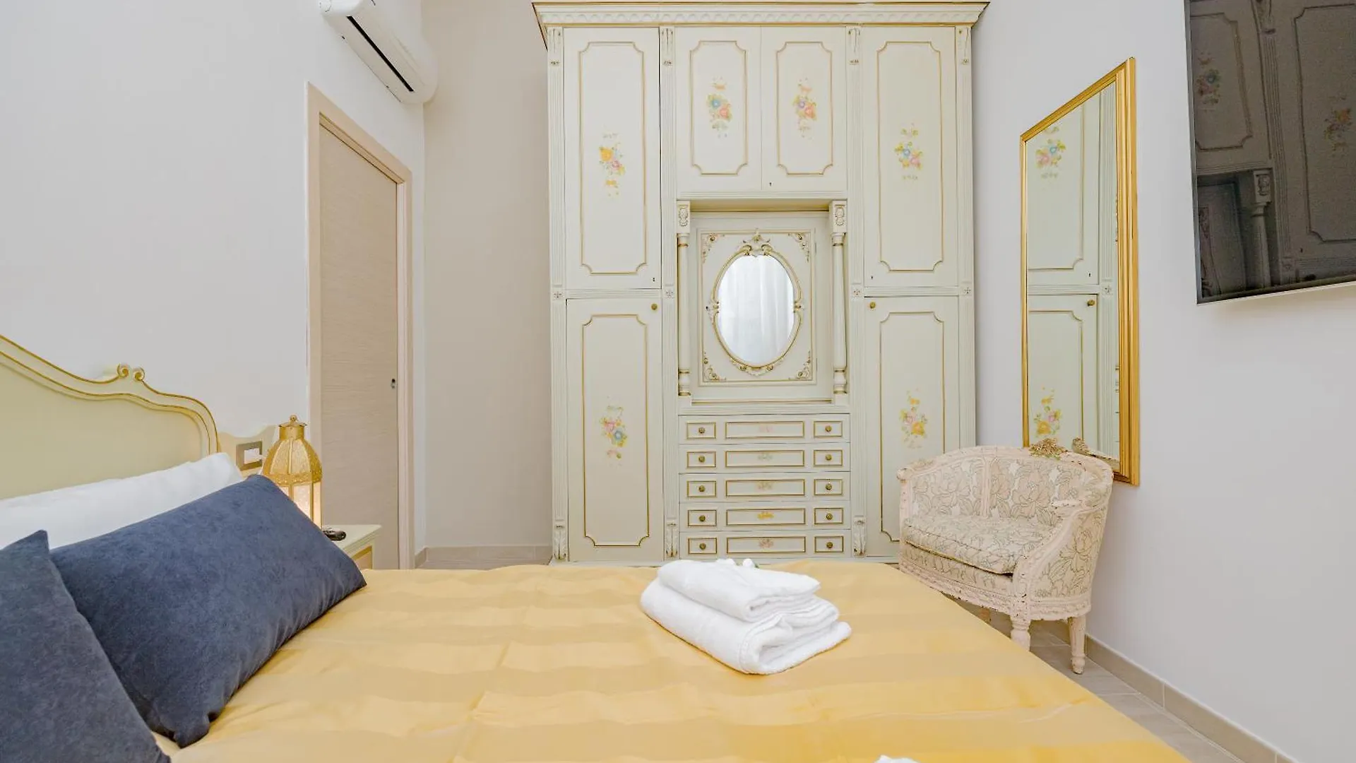 2 Bedroom Apartment - Buzzi Hospital, Sempione, Mico, 100Mt Metrom5 Милан